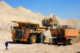 Image du Maroc Professionnelle de  Extraction du phosphate à la mine de Khouribga du Groupe OCP de L'Office chérifien des phosphates. Le Groupe OCP : Société anonyme fondée en 1920 et domiciliée au Maroc. Groupe OCP est le leader mondial des exportations des phosphates et produits dérivés, Mercredi 19 Septembre 2007. (Photo / Abdeljalil Bounhar) 